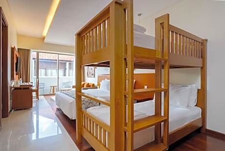 DELUXE FAMILY ROOM