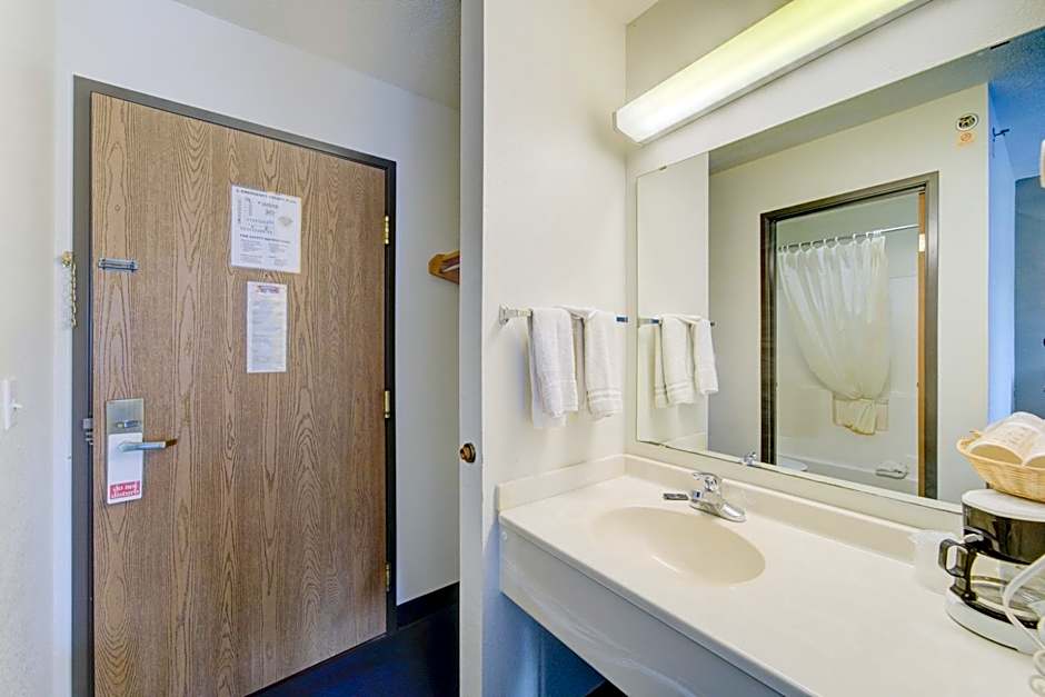 Capital O Amerihost Inn and Suites Fulton Hwy 54 MO