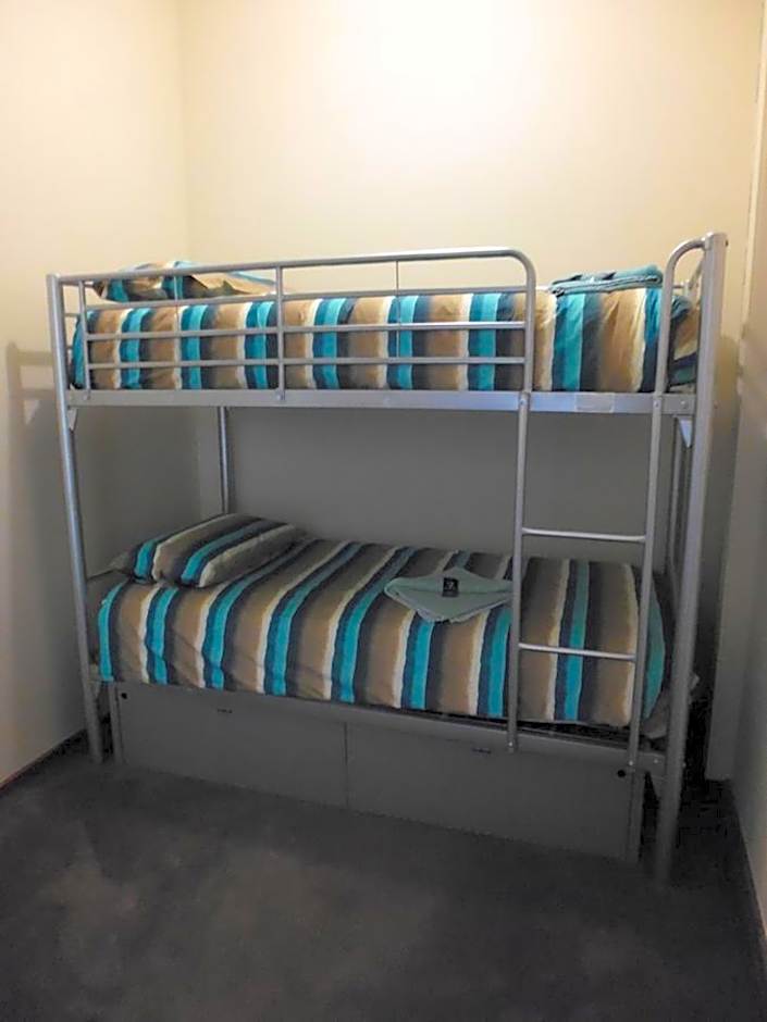 Foto 1 di 8 di Bed in 4-Bed Dormitory Room
