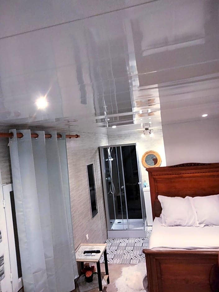 Chambre meublée indépendante, jacuzzi dans la chambre à 60110 Amblainville près de Paris