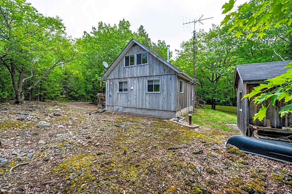 Rustic cabin w Games near Lake & National Park