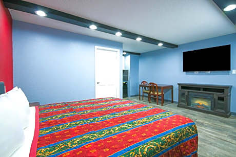 King Bed Jetted Tub with Kitchenette Non-Smoking