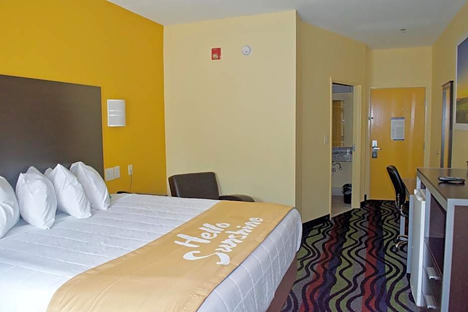 Days Inn & Suites by Wyndham Augusta Near Fort Eisenhower
