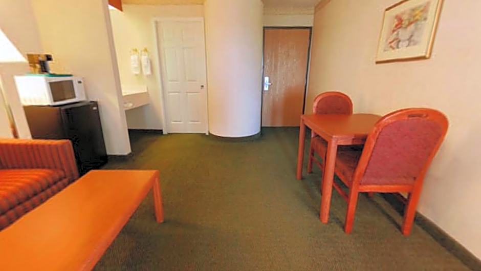 Syracuse Inn and Suites