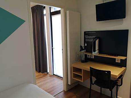 Communicating Rooms