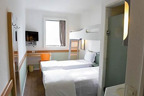 Standard Room with Twin Bed and Bunk Bed