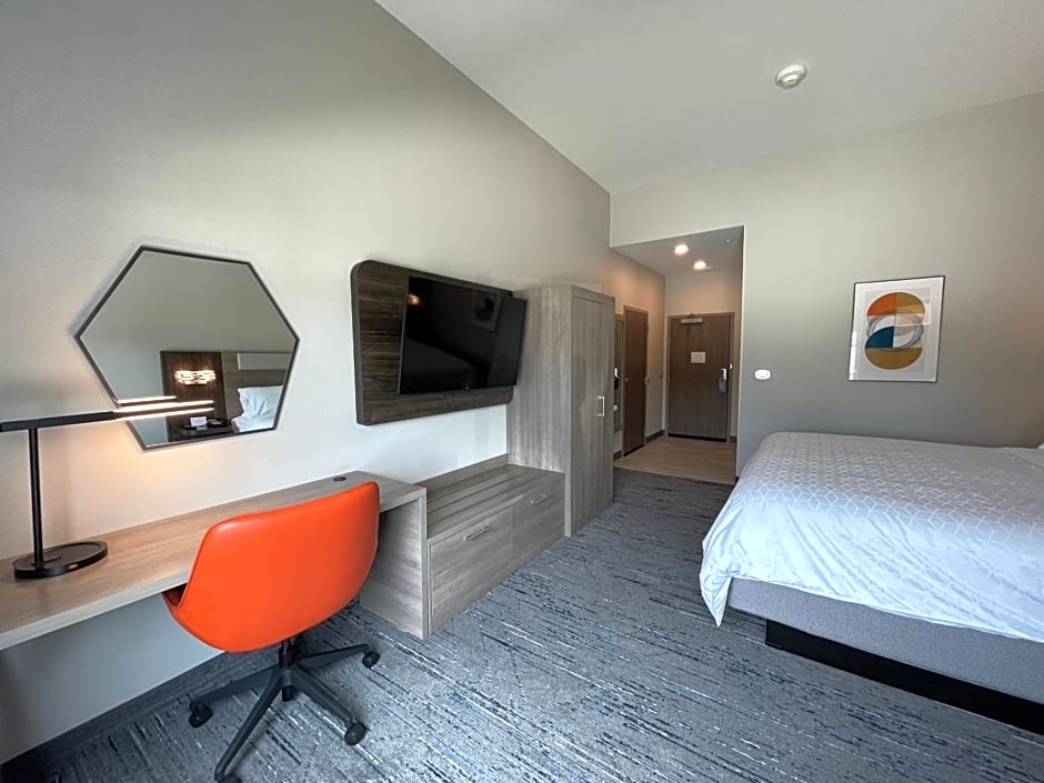 Holiday Inn Express and Suites Ft. Smith Airport