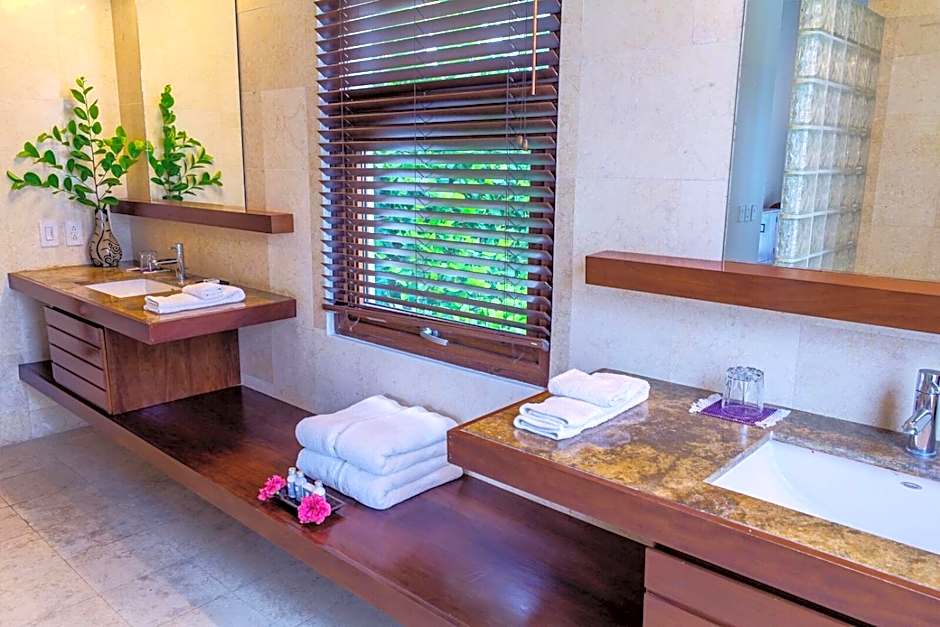 Las Verandas Hotel & Villas