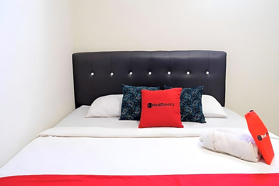 RedDoorz near Setrasari Mall 4