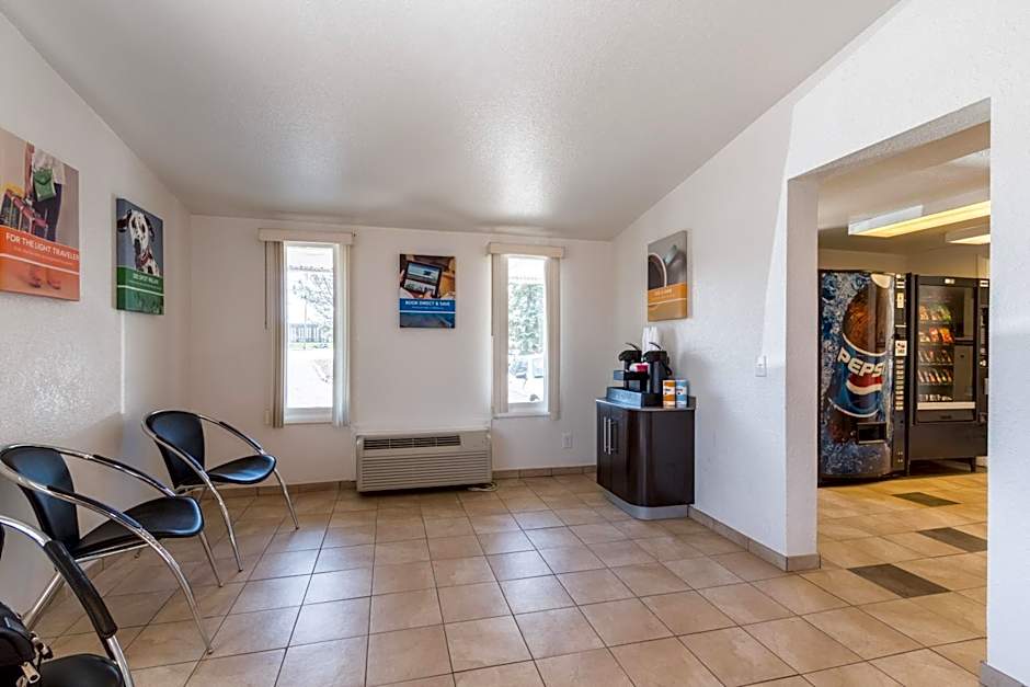 Travelodge by Wyndham Lansing