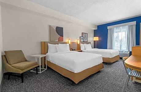 2 Queen Beds Mobility Accessible With Bathtub