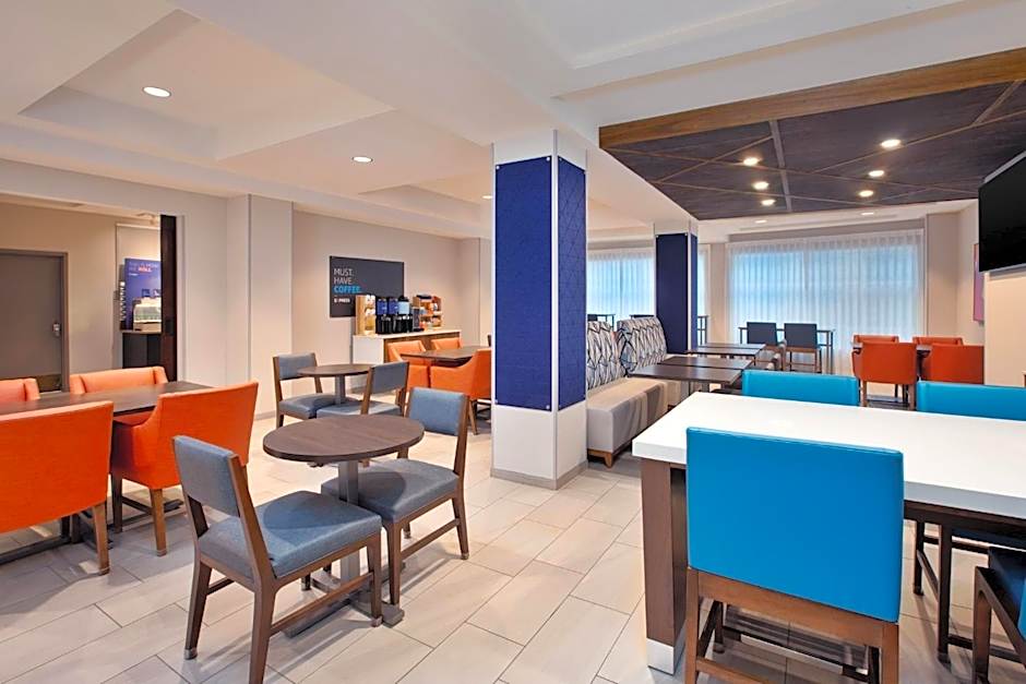 Holiday Inn Express Hotel & Suites Grand Rapids-North By IHG