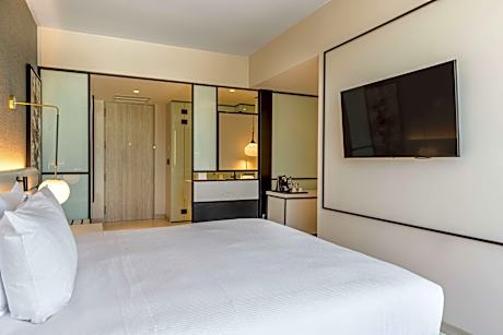 Basic Room 1 King Bed