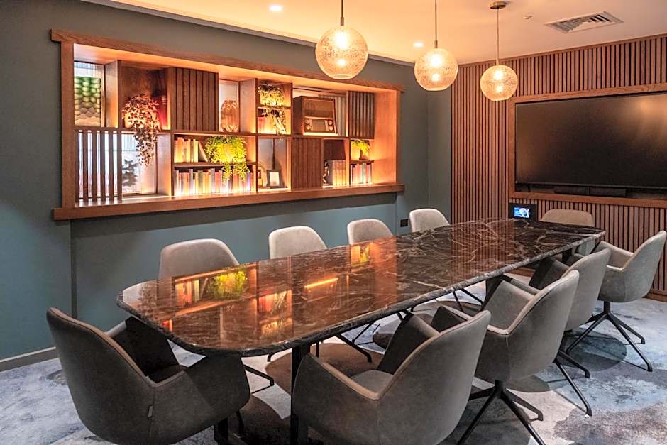 Burleigh Court Hotel and Leisure