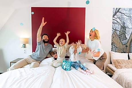 2 SINGLE BEDS,NSMK,FAMROO,LRGRM,DBLSOF