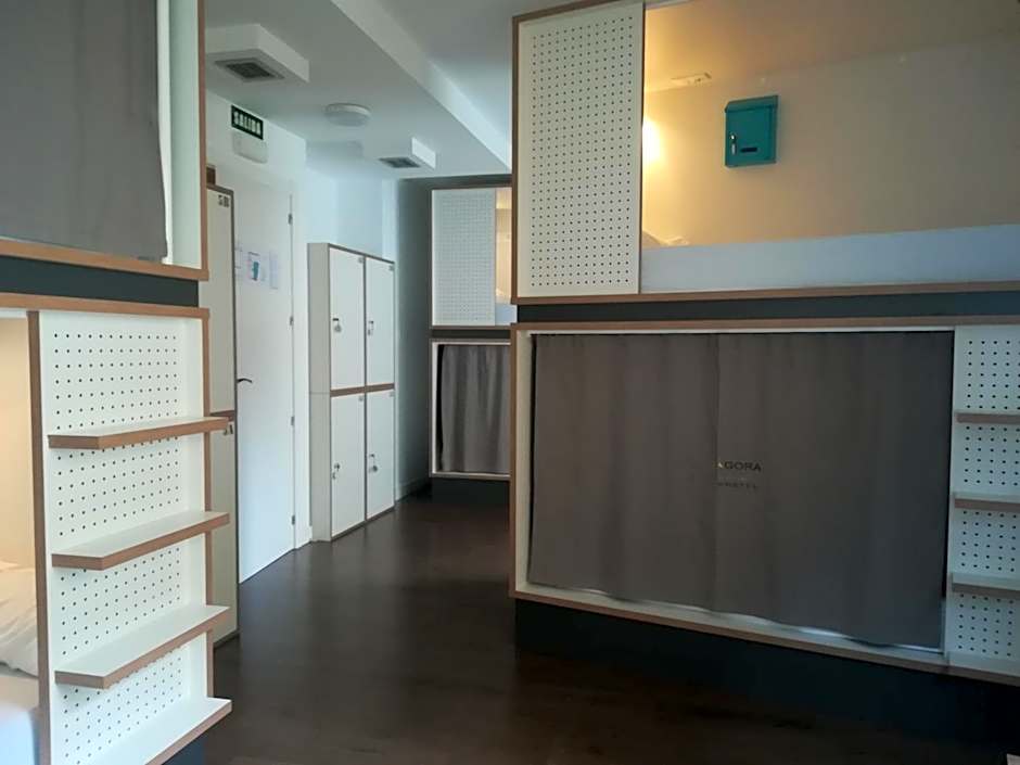 Foto 1 di 5 di Bunk Bed in 8-Mixed Dormitory Room