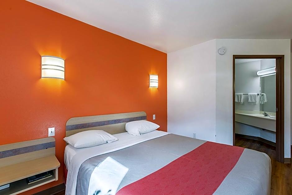 Motel 6-Baraboo, WI - Lake Delton-Wisconsin Dells