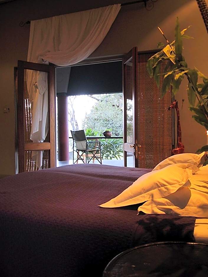 Tingala Lodge - Bed in the Bush