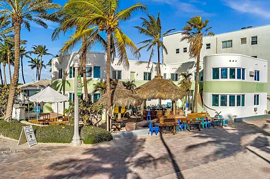 Walkabout 5 Retro Hotel on the beach with live music and a bar