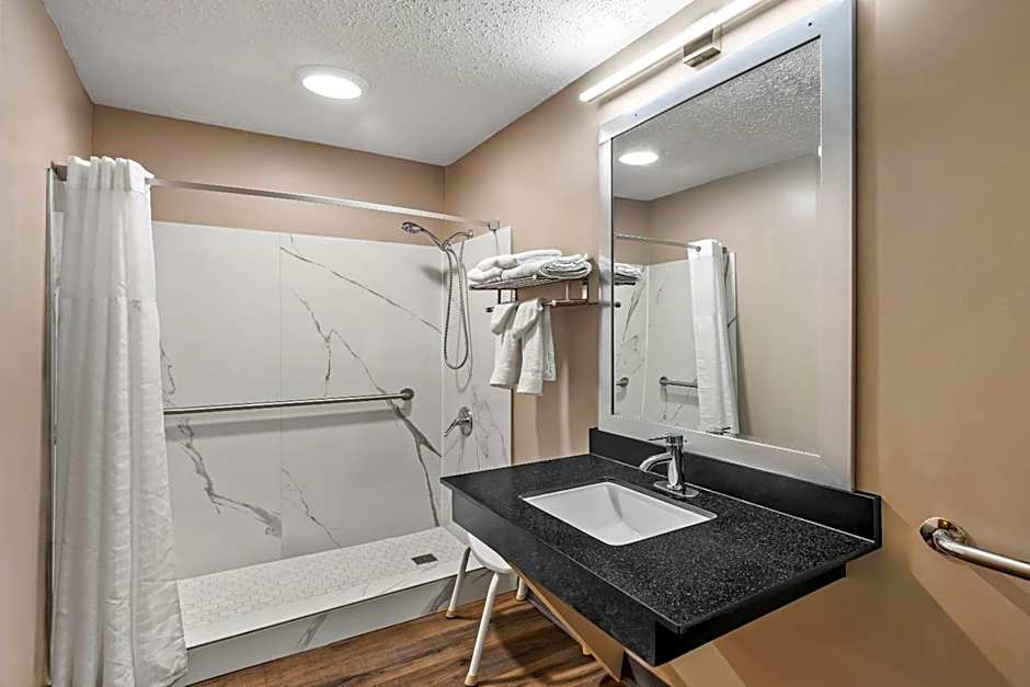 Super 8 by Wyndham Commerce