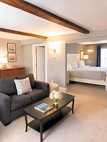 Deluxe King Suite