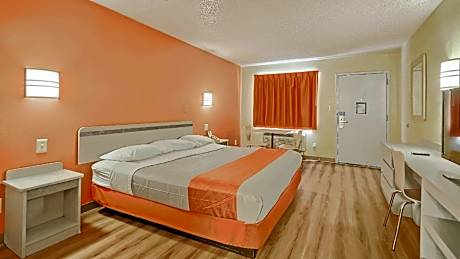 1 KING BED | MOBILITY ACCESSIBLE TUB, NSMK