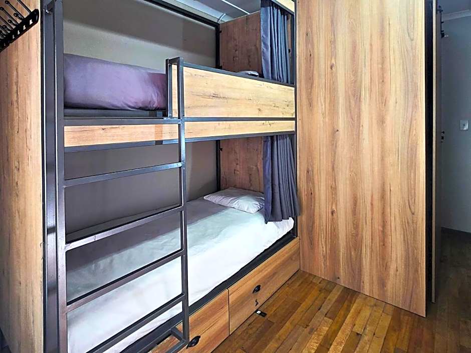 Foto 1 daripada 9 — Male Dormitory Room
