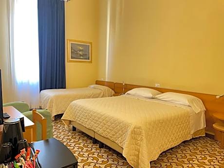 Twin Room with Private Internal Bathroom