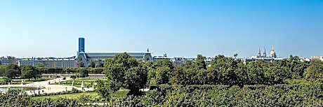 Deluxe Room - Vue Paris (1 Queen Bed)