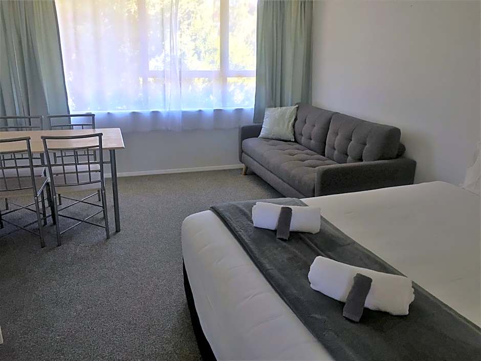 Fairway Motel & Apartments