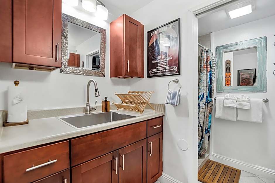DOWNTOWN HAWAIIAN PARADISE CONDO with Hot Tub, Pool & Beach - Kona Islander Inn