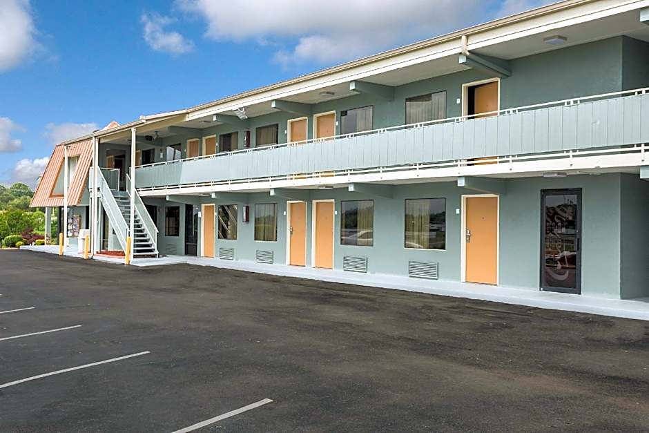 Econo Lodge White Pine Morristown I-81 & I-40 Split