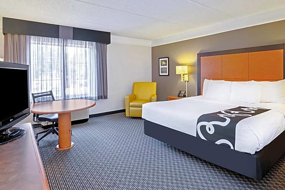 La Quinta Inn & Suites by Wyndham Houston West Park 10