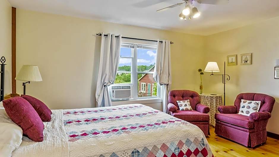 Bayview Pines Country Inn B&B