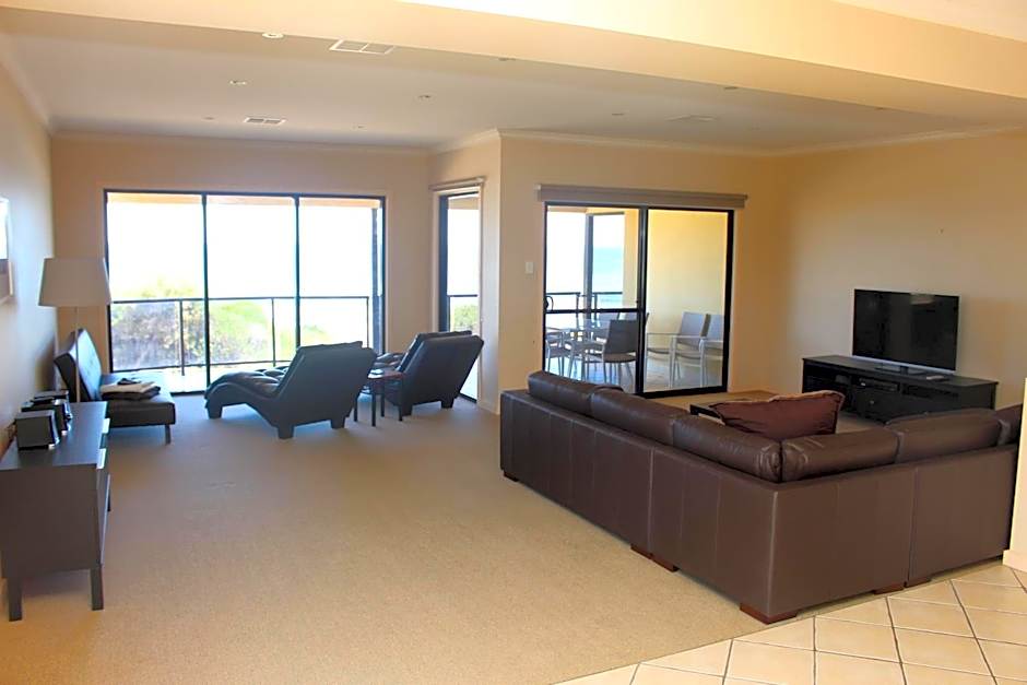 The Lighthouse - Beachfront Accommodation