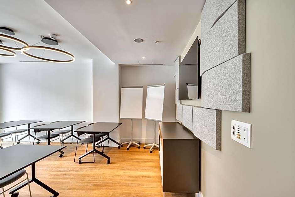 Holiday Inn Express Madrid Airport By IHG