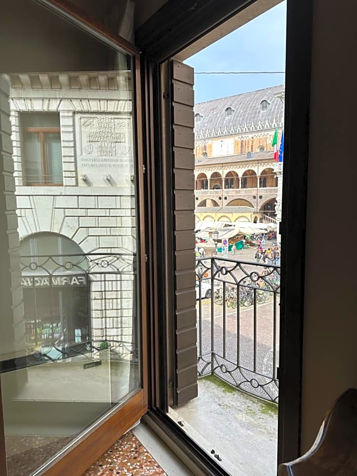 PadovaResidence Apartments - vista Piazza delle Erbe e Palazzo della Ragione