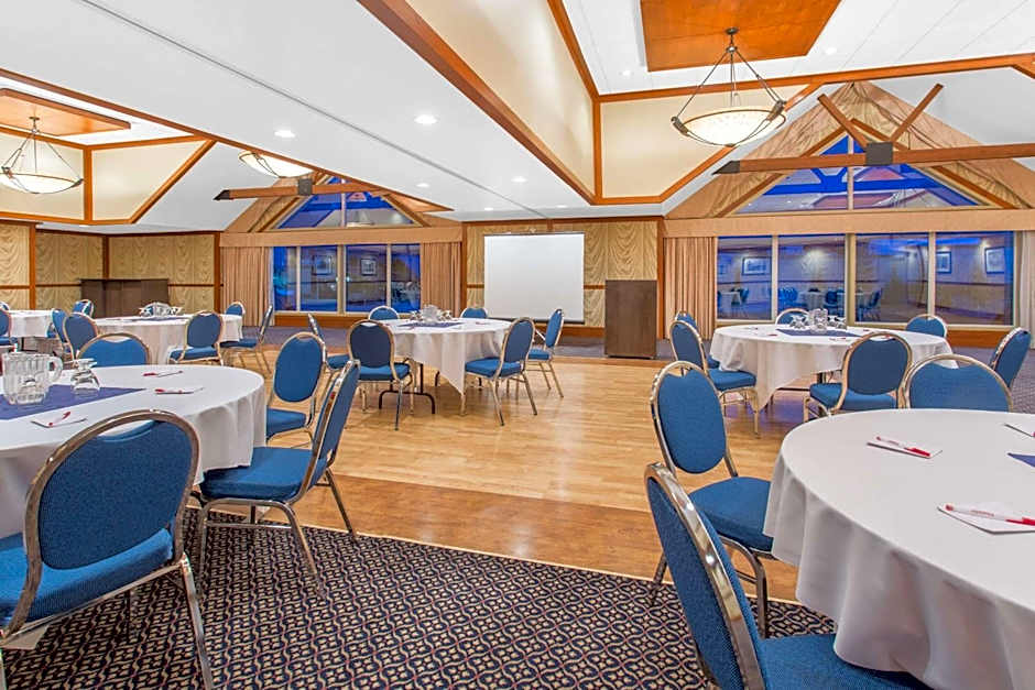 Canmore Inn & Suites