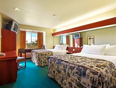 Studio Suite with Two Double Beds - Non-Smoking