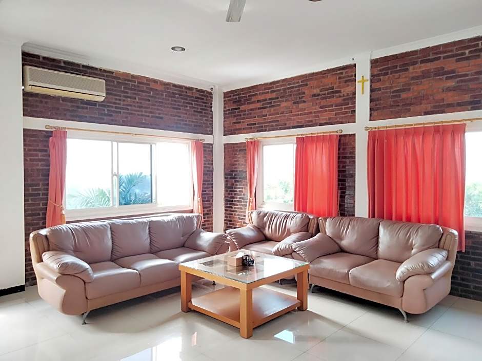 RedDoorz near Exit Tol Krapyak Semarang 3