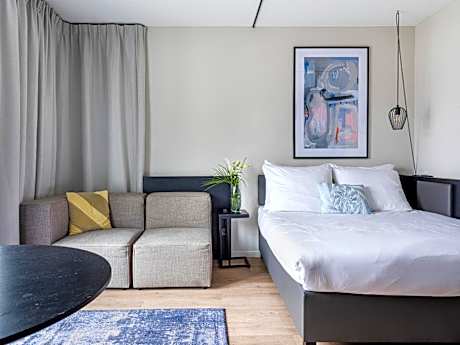 Large Studio with Kitchenette - Twin Beds , Elevator Access