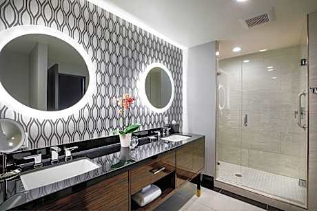 1 Bedroom Presidential Suite, 1 King, City view