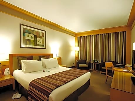 Queen Crowne Plaza Club Room Non-Smoking