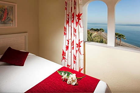 Two-Bedroom Apartment with frontal sea views ( 3 Adults + 1 Child)