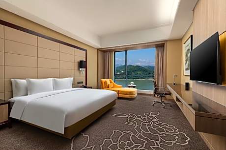 Standard King Room with River View and Lounge Access - High Floor