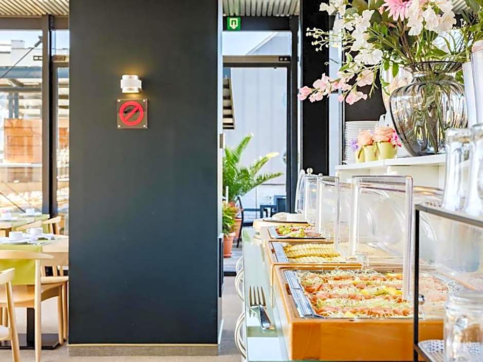 Budget Rooms by Ghent River