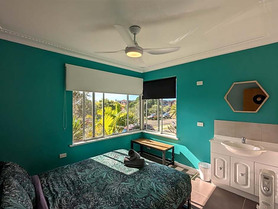 Ozzie Pozzie Backpackers