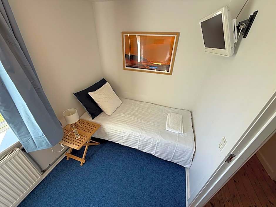 Single Room with Shared Bathroom — 8 fotoğraftan 1. fotoğraf