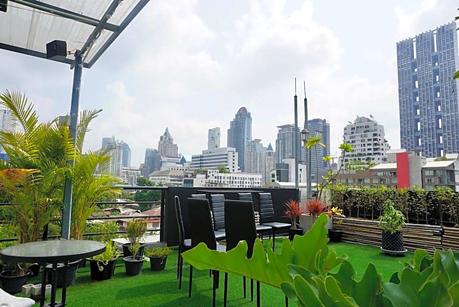 Hash Apartment Silom Soi 3 triple room