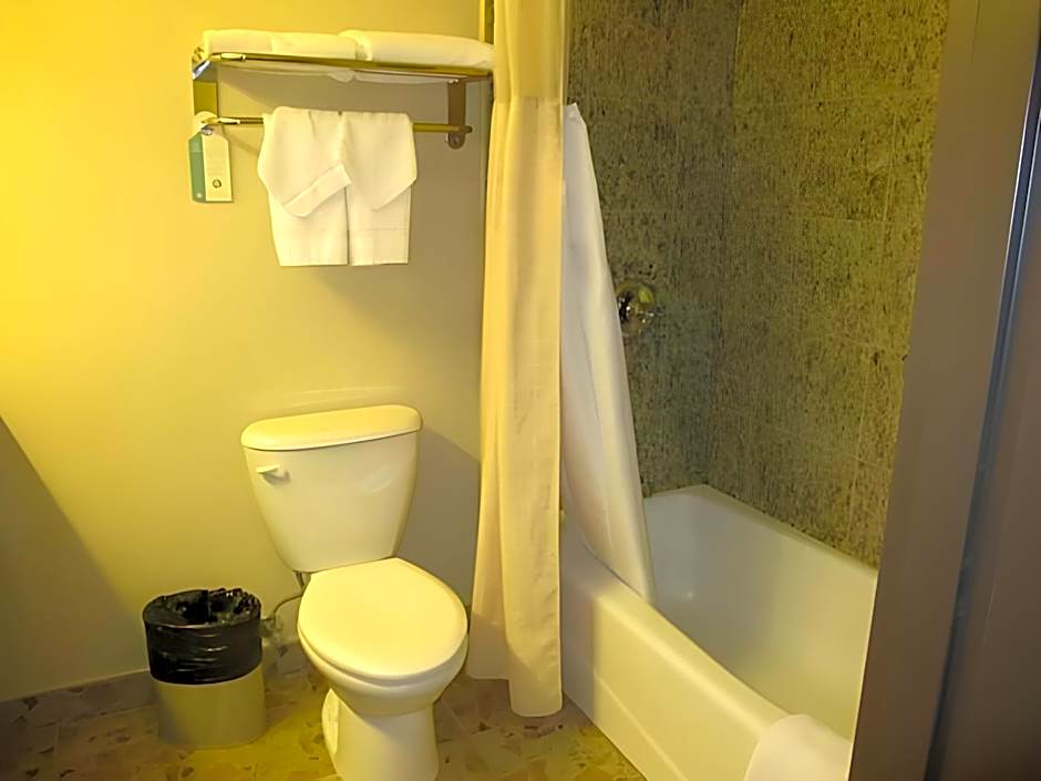 Travelodge by Wyndham Ozone Park